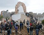 尼泊尔强震 观光地标百年古塔倒塌
