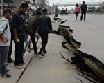 尼泊尔交通通讯中断 救援工作难