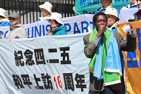 溫哥華法輪功學員攜手覺醒民眾,4月25日共同紀念「四‧二五」和平上訪16週年,同時聲援2億中國人退出中共黨團隊組織。(宇生/大紀元) 溫哥華法輪功學員攜手覺醒民眾,4月25日共同紀念「四‧二五」和平上訪16週年,同時聲援2億中國人退出中共黨團隊組織。(宇生/大紀元)