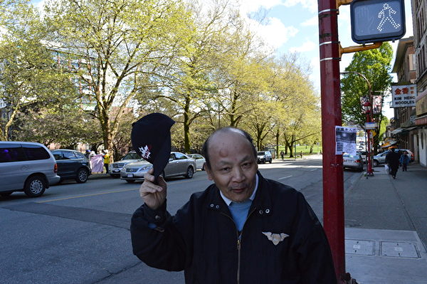 溫哥華法輪功學員攜手覺醒民眾,4月25日共同紀念「四‧二五」和平上訪16週年,同時聲援2億中國人退出中共黨團隊組織。圖為李先生展示被打的頭部傷包。(邱可菲/大紀元) 溫哥華法輪功學員攜手覺醒民眾,4月25日共同紀念「四‧二五」和平上訪16週年,同時聲援2億中國人退出中共黨團隊組織。圖為李先生展示被打的頭部傷包。(邱可菲/大紀元)