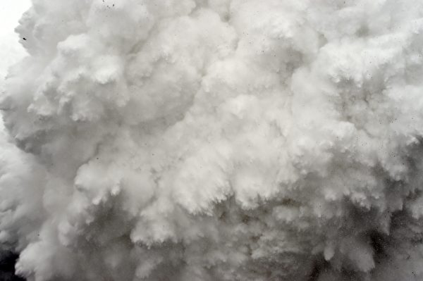 图为2015年4月25日,尼泊尔发生7.8级地震引发珠穆朗玛峰雪崩,巨大的雪团尘尘滚滚上天空数百英尺高,许多人被飞奔而来的雪、岩石和瓦砾击中,帐棚也飞起来。所有的人都被雪覆盖住。ROBERTO SCHMIDT/AFP/Getty Images) 图为2015年4月25日,尼泊尔发生7.8级地震引发珠穆朗玛峰雪崩,巨大的雪团尘尘滚滚上天空数百英尺高,许多人被飞奔而来的雪、岩石和瓦砾击中,帐棚也飞起来。所有的人都被雪覆盖住。ROBERTO SCHMIDT/AFP/Getty Images)
