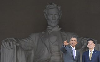 奥巴马偕同安倍 参观林肯纪念堂