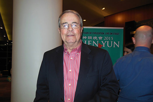 前联邦调查局(FBI)特工Lou Antle先生观赏了今晚的神韵。(李辰/大纪元) 前联邦调查局(FBI)特工Lou Antle先生观赏了今晚的神韵。(李辰/大纪元)