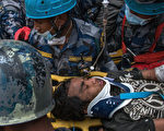 尼泊尔再传奇迹 15岁少年被埋5天后获救