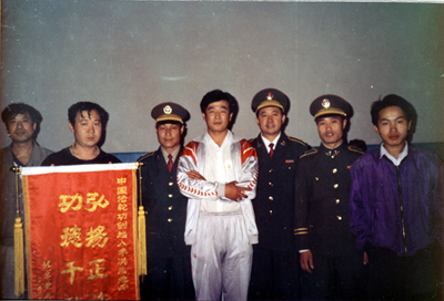法輪功創始人李洪志先生(中)在北京傳法。因對祛病健身具奇效,且能提高社會的道德水平,1999年7月20日前法輪功在大陸獲得很多政府與民間組織的褒獎。(明慧網) 法輪功創始人李洪志先生(中)在北京傳法。因對祛病健身具奇效,且能提高社會的道德水平,1999年7月20日前法輪功在大陸獲得很多政府與民間組織的褒獎。(明慧網)
