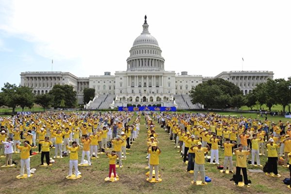 2012年7月12日,美国首都华盛顿,来自世界各地各族裔的部分法轮功学员,在美国国会山前集体炼功。(李明/大纪元) 2012年7月12日,美国首都华盛顿,来自世界各地各族裔的部分法轮功学员,在美国国会山前集体炼功。(李明/大纪元)