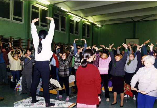 1995年4月,瑞典哥德堡Nordgarden举办的第二次法轮功学习班集体炼功。(明慧网) 1995年4月,瑞典哥德堡Nordgarden举办的第二次法轮功学习班集体炼功。(明慧网)