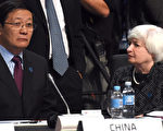 中共财政部长楼继伟日前在清华中国经济高层讲坛上发表演讲透露中国步入老龄化。图为美国联邦储备委员会主席珍妮特•耶伦(右)与中共财政部长楼继伟(左)。(WILLIAM WEST/AFP)