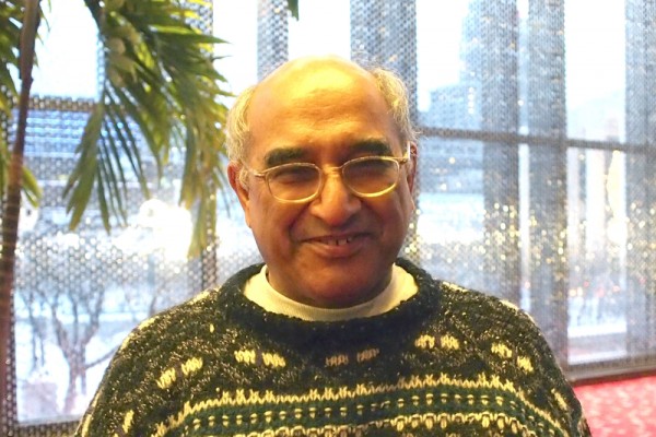 印度资深科学家Ashok Raina先生不远万里追神韵到了蒙特利尔,终于在2015年1月11日下午如愿观赏到了美国神韵国际艺术团今年在梅桑纳芙剧场的第六场演出。他说:“看完神韵晚会,觉得专程来这一趟,很值。” (Nathalie Dieul/大纪元) 印度资深科学家Ashok Raina先生不远万里追神韵到了蒙特利尔,终于在2015年1月11日下午如愿观赏到了美国神韵国际艺术团今年在梅桑纳芙剧场的第六场演出。他说:“看完神韵晚会,觉得专程来这一趟,很值。” (Nathalie Dieul/大纪元)