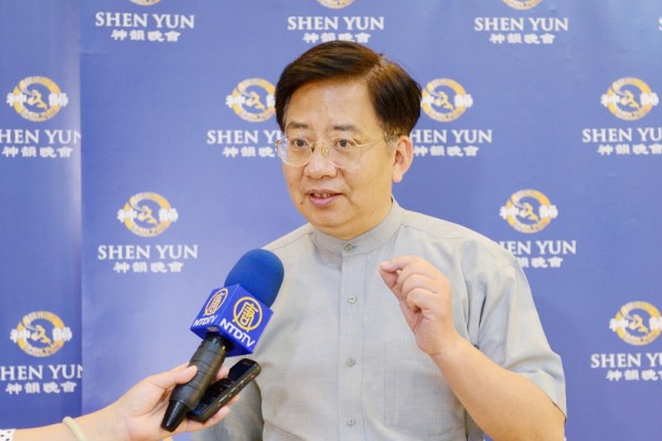 艺术家于传骐2015年3月19日观赏美国神韵纽约艺术团在台湾台中中山堂的演出。(苏玉芬/大纪元) 艺术家于传骐2015年3月19日观赏美国神韵纽约艺术团在台湾台中中山堂的演出。(苏玉芬/大纪元)