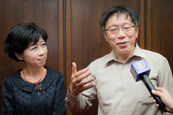 台北市长柯文哲(右)、夫人陈佩琪(左)4日晚间观赏神韵后盛赞节目非常吸引人。(陈柏州/大纪元) 台北市长柯文哲(右)、夫人陈佩琪(左)4日晚间观赏神韵后盛赞节目非常吸引人。(陈柏州/大纪元)