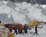圖為2015年4月26日珠穆朗瑪峰基地營，救援人員帶傷患搭直昇機離開。(ROBERTO SCHMIDT/AFP/Getty Images)