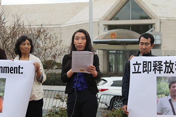 4月30日傍晚,生活在美國華盛頓DC的23歲女孩游天黛來到中國駐美國大使館前要求中共釋放在北京家中被綁架的父母。(何伊/大紀元)
4月30日傍晚,生活在美國華盛頓DC的23歲女孩游天黛來到中國駐美國大使館前要求中共釋放在北京家中被綁架的父母。(何伊/大紀元)