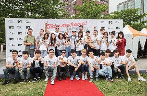 众人参与第三届年度公益活动“带我回家”活动合影。(OB严选提供) 众人参与第三届年度公益活动“带我回家”活动合影。(OB严选提供)