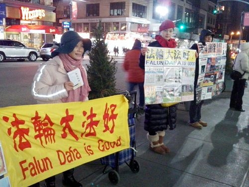 來自中國湖南省長沙市的法輪功學員李敏(左一)。(明慧網) 來自中國湖南省長沙市的法輪功學員李敏(左一)。(明慧網)