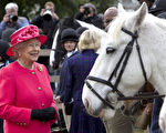 银发族典范 89岁英国女王很时尚
