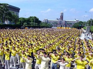 二零零三年十一月十五日,近万名法轮功学员在台湾总统府前集体炼功,呼吁公审江泽民,早日结束迫害。(明慧网) 二零零三年十一月十五日,近万名法轮功学员在台湾总统府前集体炼功,呼吁公审江泽民,早日结束迫害。(明慧网)