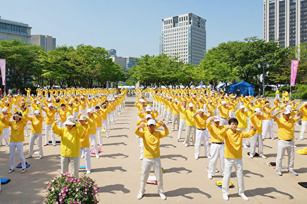 2015年5月10日,韓國慶祝第16屆「5.13世界法輪大法日」及法輪大法洪傳23週年。(金國煥/大紀元) 2015年5月10日,韓國慶祝第16屆「5.13世界法輪大法日」及法輪大法洪傳23週年。(金國煥/大紀元)