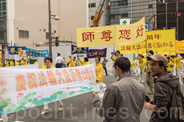 5月9日,日本法輪功學員在東京集會遊行慶祝「世界法輪大法日」並向李洪志大師問候生日快樂。(遊沛然/大紀元) 5月9日,日本法輪功學員在東京集會遊行慶祝「世界法輪大法日」並向李洪志大師問候生日快樂。(遊沛然/大紀元)