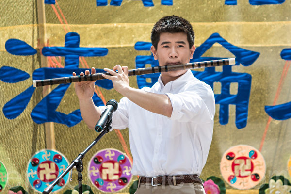 5月13日,法輪功學員在紐約富利廣場演出慶祝第16屆「世界法輪大法日」。圖為加州飛天藝術學校的高橋在表演笛子獨奏。(馬有志/大紀元) 5月13日,法輪功學員在紐約富利廣場演出慶祝第16屆「世界法輪大法日」。圖為加州飛天藝術學校的高橋在表演笛子獨奏。(馬有志/大紀元)
