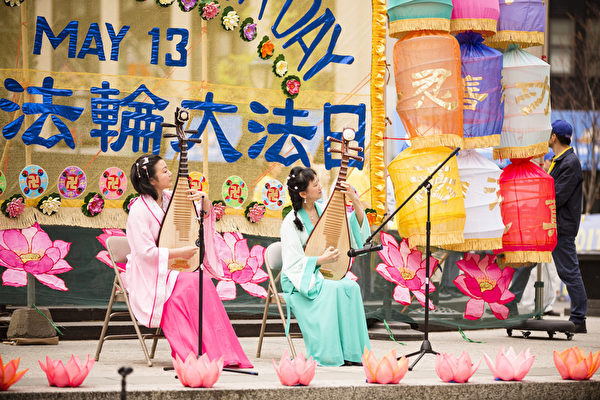 5月13日,法輪功學員在紐約富利廣場演出慶祝第16屆「世界法輪大法日」。(愛德華/大紀元) 5月13日,法輪功學員在紐約富利廣場演出慶祝第16屆「世界法輪大法日」。(愛德華/大紀元)
