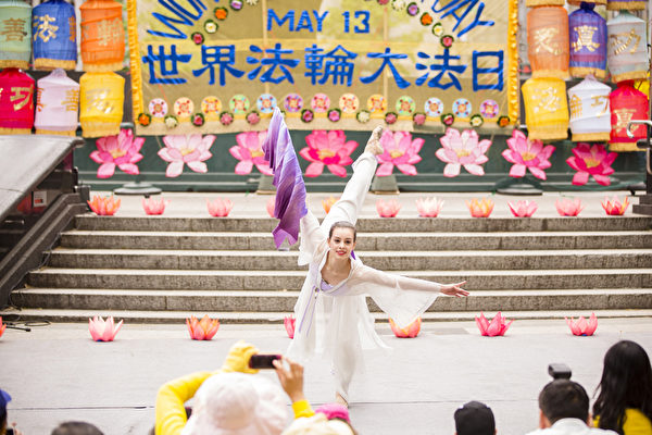 5月13日,法輪功學員在紐約富利廣場演出慶祝第16屆「世界法輪大法日」。(愛德華/大紀元) 5月13日,法輪功學員在紐約富利廣場演出慶祝第16屆「世界法輪大法日」。(愛德華/大紀元)