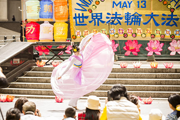 5月13日,法輪功學員在紐約富利廣場演出慶祝第16屆「世界法輪大法日」。(愛德華/大紀元) 5月13日,法輪功學員在紐約富利廣場演出慶祝第16屆「世界法輪大法日」。(愛德華/大紀元)