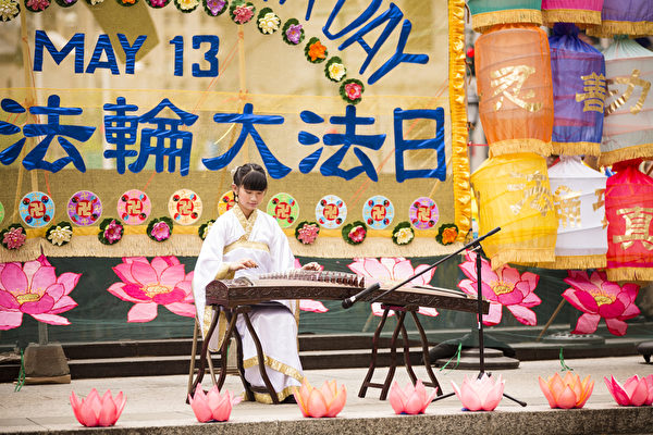 5月13日,法輪功學員在紐約富利廣場演出慶祝第16屆「世界法輪大法日」。(愛德華/大紀元) 5月13日,法輪功學員在紐約富利廣場演出慶祝第16屆「世界法輪大法日」。(愛德華/大紀元)