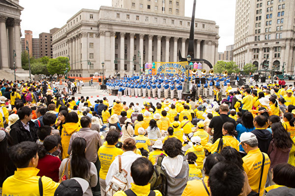 5月13日,法輪功學員在紐約富利廣場演出慶祝第16屆「世界法輪大法日」。(戴兵/大紀元) 5月13日,法輪功學員在紐約富利廣場演出慶祝第16屆「世界法輪大法日」。(戴兵/大紀元)