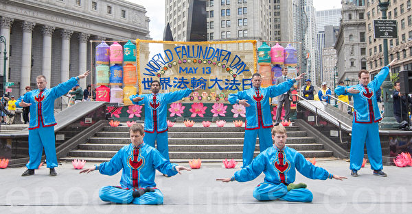 5月13日,法輪功學員在紐約富利廣場演出慶祝第16屆「世界法輪大法日」。(馬有志/大紀元) 5月13日,法輪功學員在紐約富利廣場演出慶祝第16屆「世界法輪大法日」。(馬有志/大紀元)