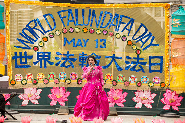 5月13日,法輪功學員在紐約富利廣場演出慶祝第16屆「世界法輪大法日」。(戴兵/大紀元) 5月13日,法輪功學員在紐約富利廣場演出慶祝第16屆「世界法輪大法日」。(戴兵/大紀元)