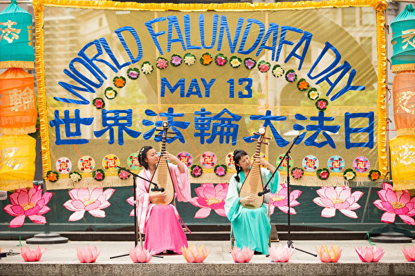 5月13日,法輪功學員在紐約富利廣場演出慶祝第16屆「世界法輪大法日」。(戴兵/大紀元) 5月13日,法輪功學員在紐約富利廣場演出慶祝第16屆「世界法輪大法日」。(戴兵/大紀元)