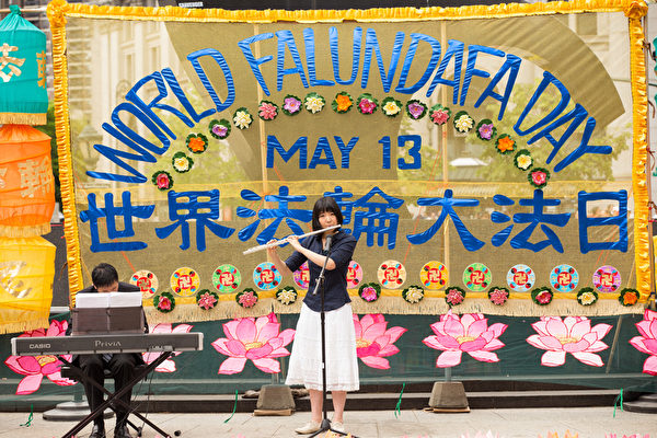 5月13日,法輪功學員在紐約富利廣場演出慶祝第16屆「世界法輪大法日」。(戴兵/大紀元) 5月13日,法輪功學員在紐約富利廣場演出慶祝第16屆「世界法輪大法日」。(戴兵/大紀元)