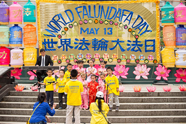 5月13日,法輪功學員在紐約富利廣場演出慶祝第16屆「世界法輪大法日」。(戴兵/大紀元) 5月13日,法輪功學員在紐約富利廣場演出慶祝第16屆「世界法輪大法日」。(戴兵/大紀元)