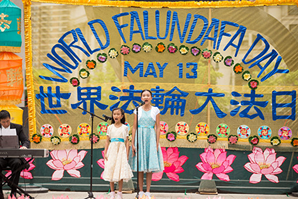 5月13日,法輪功學員在紐約富利廣場演出慶祝第16屆「世界法輪大法日」。(戴兵/大紀元) 5月13日,法輪功學員在紐約富利廣場演出慶祝第16屆「世界法輪大法日」。(戴兵/大紀元)