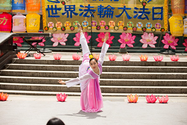 5月13日,法輪功學員在紐約富利廣場演出慶祝第16屆「世界法輪大法日」。(戴兵/大紀元) 5月13日,法輪功學員在紐約富利廣場演出慶祝第16屆「世界法輪大法日」。(戴兵/大紀元)