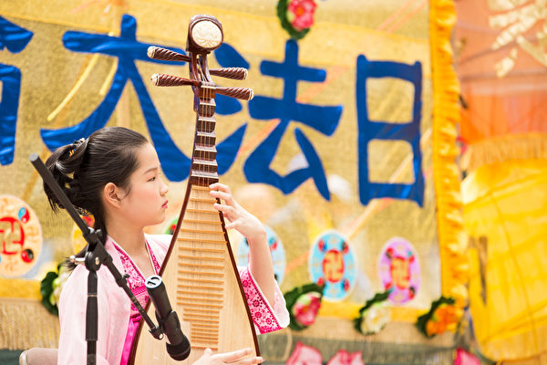 5月13日,法輪功學員在紐約富利廣場演出慶祝第16屆「世界法輪大法日」。(戴兵/大紀元) 5月13日,法輪功學員在紐約富利廣場演出慶祝第16屆「世界法輪大法日」。(戴兵/大紀元)