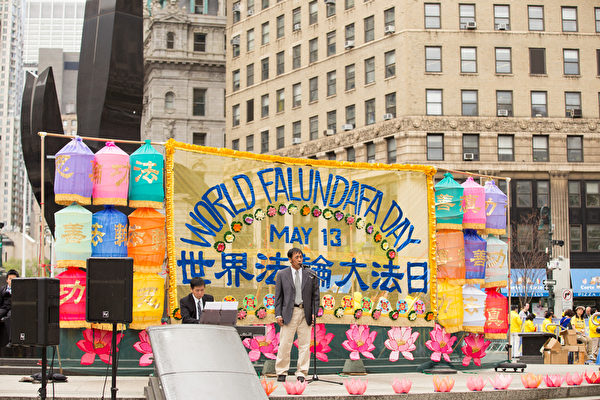 5月13日,法輪功學員在紐約富利廣場演出慶祝第16屆「世界法輪大法日」。(戴兵/大紀元) 5月13日,法輪功學員在紐約富利廣場演出慶祝第16屆「世界法輪大法日」。(戴兵/大紀元)