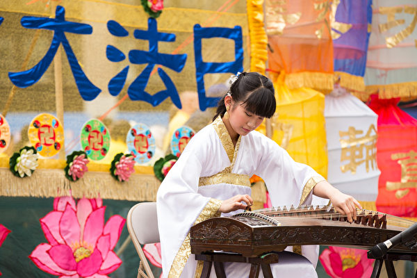 5月13日,法輪功學員在紐約富利廣場演出慶祝第16屆「世界法輪大法日」。(戴兵/大紀元) 5月13日,法輪功學員在紐約富利廣場演出慶祝第16屆「世界法輪大法日」。(戴兵/大紀元)
