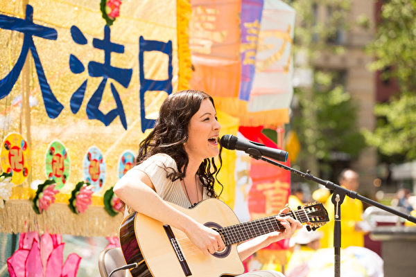 5月13日,法輪功學員在紐約富利廣場演出慶祝第16屆「世界法輪大法日」。(戴兵/大紀元) 5月13日,法輪功學員在紐約富利廣場演出慶祝第16屆「世界法輪大法日」。(戴兵/大紀元)