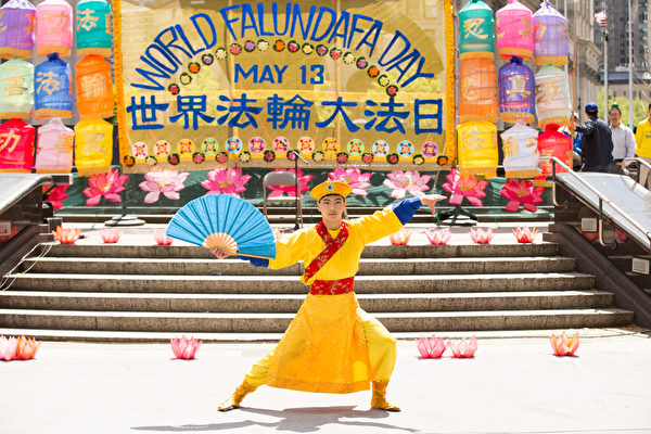 5月13日,法輪功學員在紐約富利廣場演出慶祝第16屆「世界法輪大法日」。圖為加州飛天藝術學校學生在表演獨舞「青年康熙」。(戴兵/大紀元) 5月13日,法輪功學員在紐約富利廣場演出慶祝第16屆「世界法輪大法日」。圖為加州飛天藝術學校學生在表演獨舞「青年康熙」。(戴兵/大紀元)