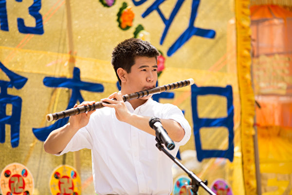 5月13日,法輪功學員在紐約富利廣場演出慶祝第16屆「世界法輪大法日」。圖為加州飛天藝術學校的高橋在演奏笛子獨奏。(戴兵/大紀元) 5月13日,法輪功學員在紐約富利廣場演出慶祝第16屆「世界法輪大法日」。圖為加州飛天藝術學校的高橋在演奏笛子獨奏。(戴兵/大紀元)