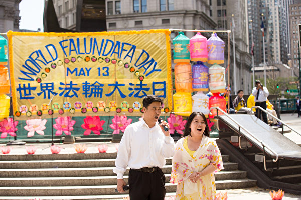 5月13日,法輪功學員在紐約富利廣場演出慶祝第16屆「世界法輪大法日」。(戴兵/大紀元) 5月13日,法輪功學員在紐約富利廣場演出慶祝第16屆「世界法輪大法日」。(戴兵/大紀元)