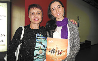 前芭蕾舞演员Begona Orviz（右）与母亲Maricela Rojas5月14日观看美国神韵舞剧团在墨西哥首都墨西哥城的第8场舞剧演出。（李辰/大纪元）