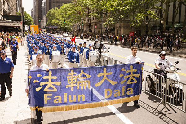 5月15日,八千多名来自全世界50多个国家200多个地区的部分法轮功学员齐聚纽约市曼哈顿,沿着纽约中心42街,举行声势浩大的游行。图为游行第一方阵“法轮大法好”-天国乐团。(爱德华/大纪元) 5月15日,八千多名来自全世界50多个国家200多个地区的部分法轮功学员齐聚纽约市曼哈顿,沿着纽约中心42街,举行声势浩大的游行。图为游行第一方阵“法轮大法好”-天国乐团。(爱德华/大纪元)