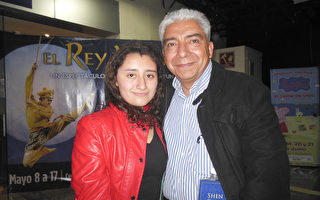 会计师、公司老板Jose Neftalí先生（右）和女儿 Monserrat Rodríguez观看神韵舞剧团5月15日晚间在墨西哥首都墨西哥城的第10场《西游记》舞剧演出后表示，神韵舞剧传递的深邃精神内涵令他精神振奋和深受震撼。（李辰/大纪元）