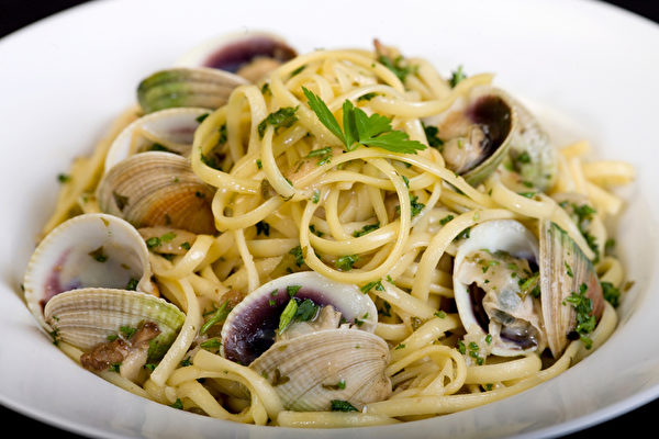淋撒特级初榨橄榄的幼蛤蜊意大利细面。（图/餐厅提供）