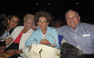 墨西哥集团公司GEMSA的总裁Raúl Corona  Uribe（右一）、太太 Melchorita Corona Enriquez（右二）、岳母Nelly Enriquez、公司副总裁、律师 Melchorita Corona Enriquez女士（左一）5月16日下午观看了美国神韵舞剧团在墨西哥哥首都墨西哥城文化中心剧院的第11场舞剧《西游记》演出。（李辰/大纪元）