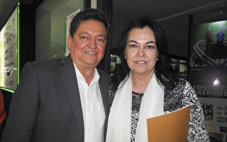 Monterrey Tech大学教授、地产公司老板Luis Armando Garcia先生（左）16日观看了美国神韵舞剧团在墨西哥首都墨西哥城文化中心剧院的演出，17日他再次陪同家人前来观看演出。图为Luis Armando Garcia先生16日和太太在演出现场。（李辰／大纪元）