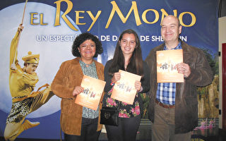 律师Maria Guadalupe Revuelta女士（左一）和她的先生，法律编辑Christopher Sanabria以及侄女观看了5月16日晚美国神韵舞剧团在墨西哥首都墨西哥城文化中心剧院的第12场舞剧《西游记》演出。（李辰/大纪元）